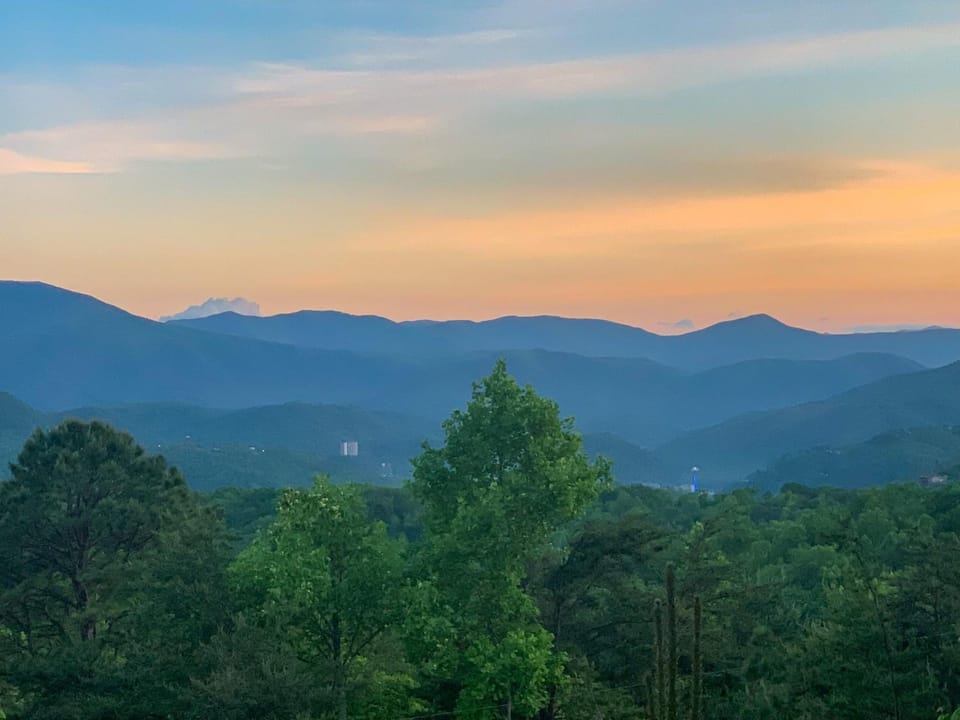 Amazing Views Remodeled 4Mi to DTWN Hottub Firepit House in Gatlinburg