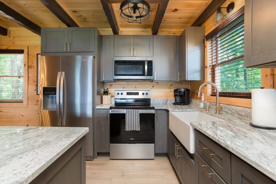 Amazing Views Remodeled 4Mi to DTWN Hottub Firepit House in Gatlinburg