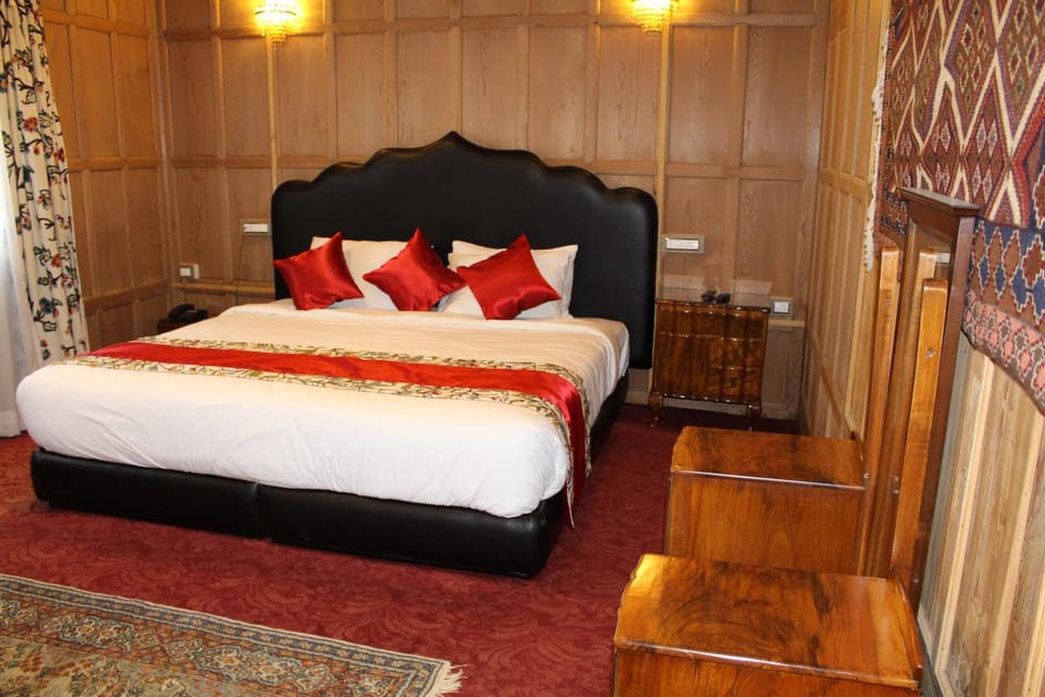 Shower, Toilet, Garden, Library, Bathroom, TV and multimedia, Balcony/Terrace, Living room, Seating area, Dining area, Bedroom, Lake view