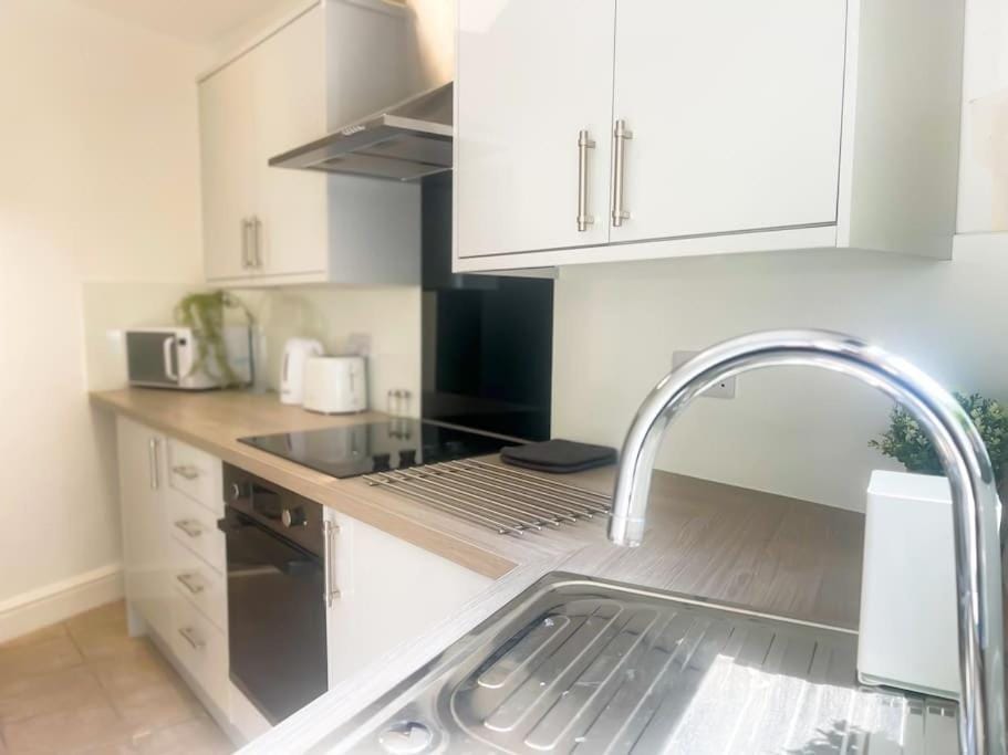 Coffee/tea facilities, Kitchen or kitchenette, oven, pet friendly, stove, toaster