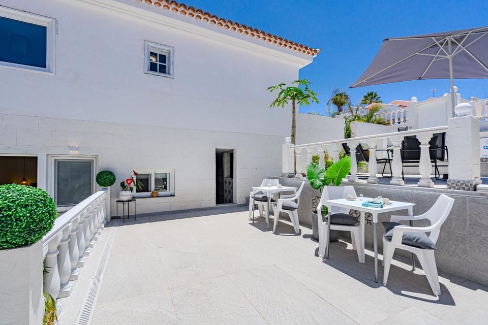 Property building, Patio, Day, Balcony/Terrace, Seating area, Dining area, sunbed