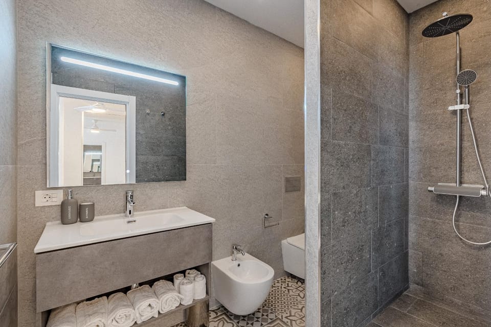 Shower, Toilet, Bathroom, bidet, towels