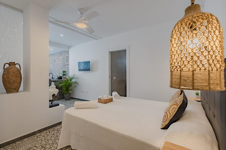 Bed, TV and multimedia, Photo of the whole room, Bedroom