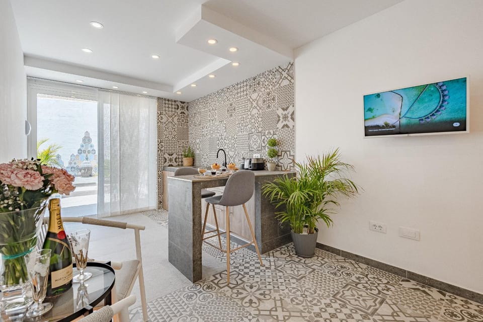 TV and multimedia, Seating area, Dining area