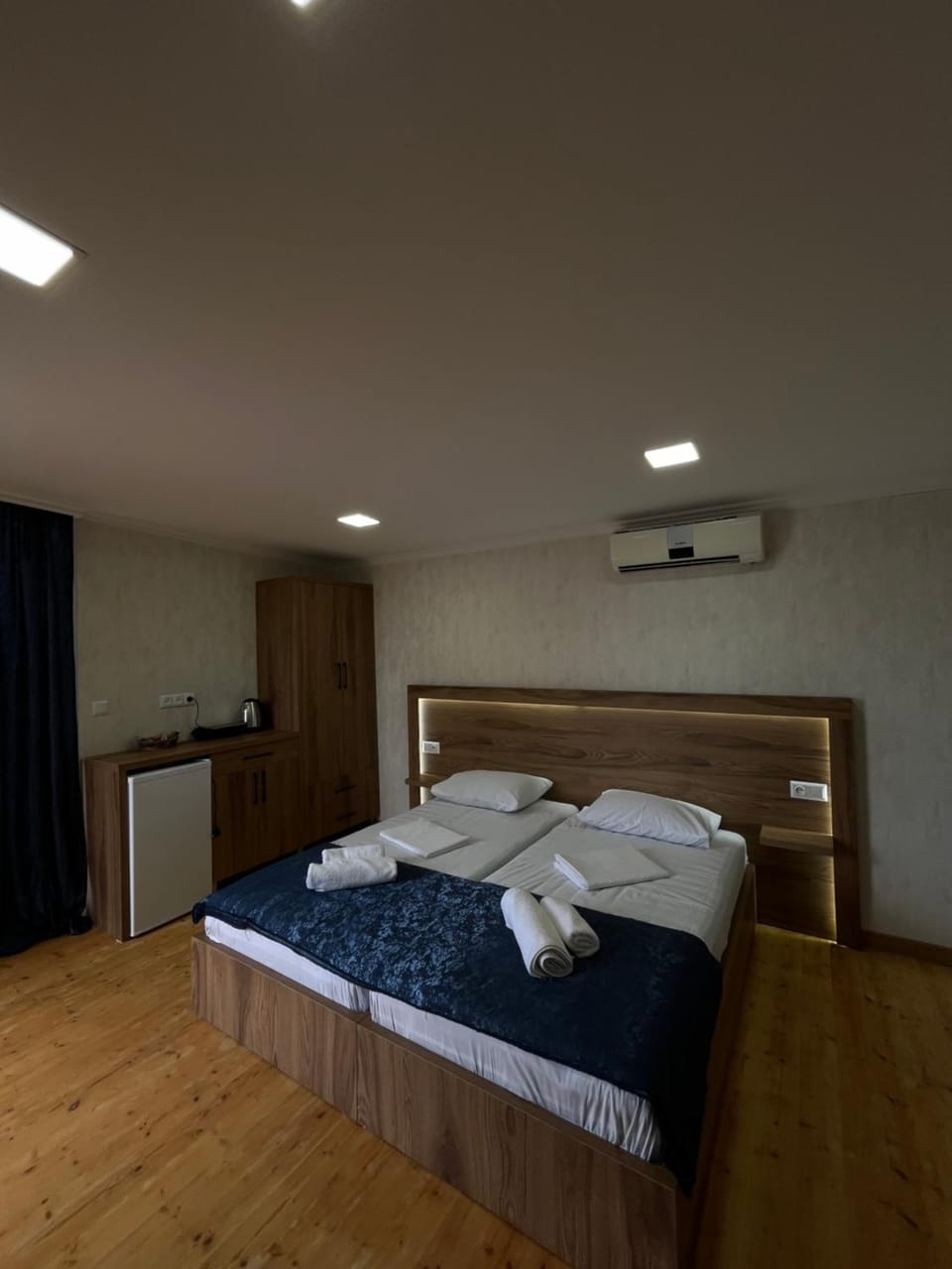 Bed, Bedroom, towels, air conditioner