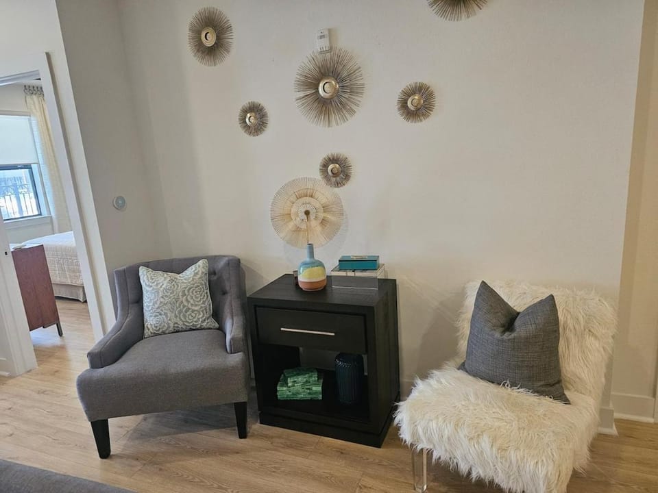 UBP - Spacious 1-bd w Den Montrose Midtown Apartment in Houston