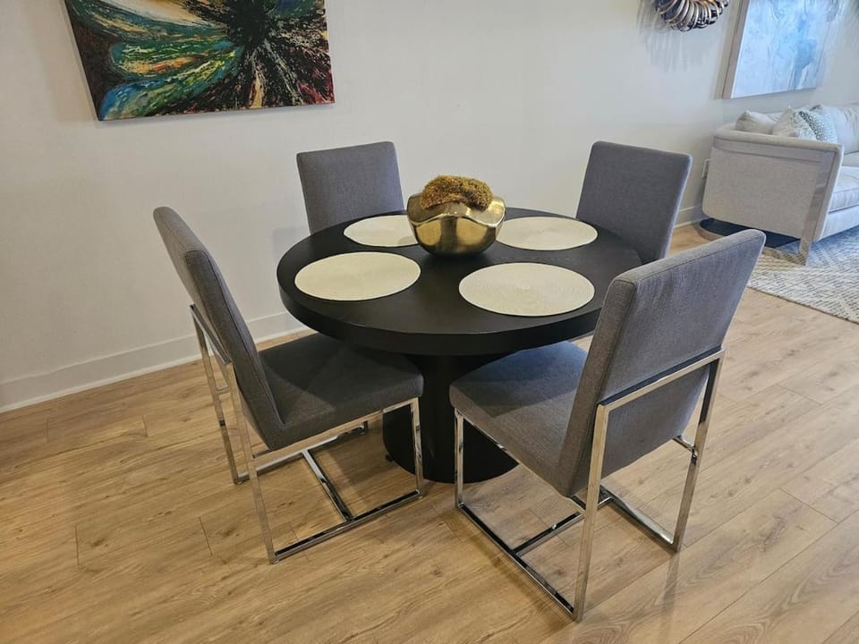 UBP - Spacious 1-bd w Den Montrose Midtown Apartment in Houston