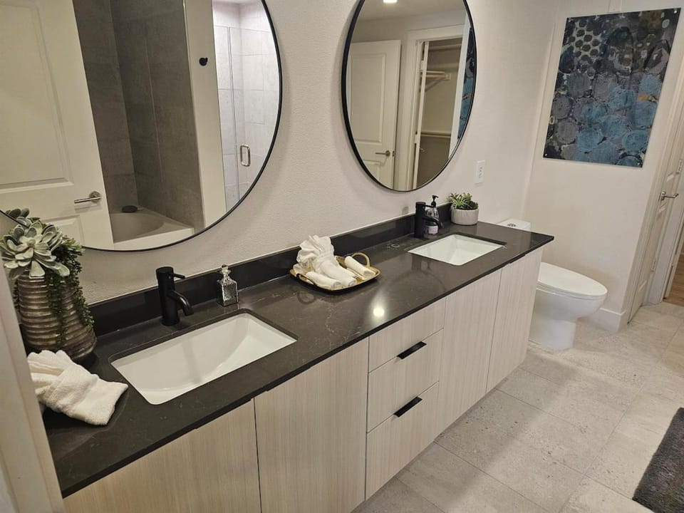 UBP - Spacious 1-bd w Den Montrose Midtown Apartment in Houston