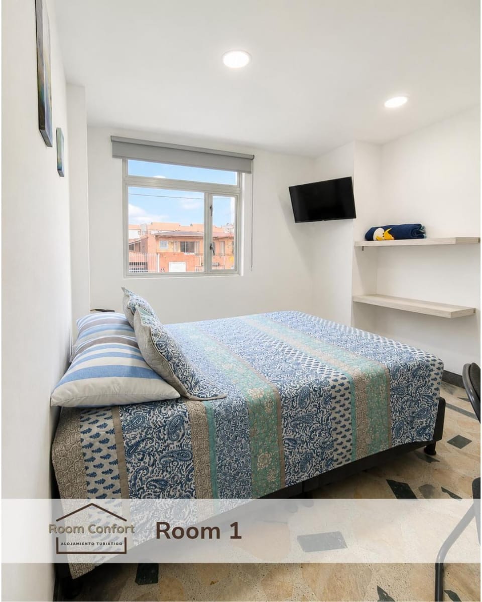 Bed, TV and multimedia, Bedroom