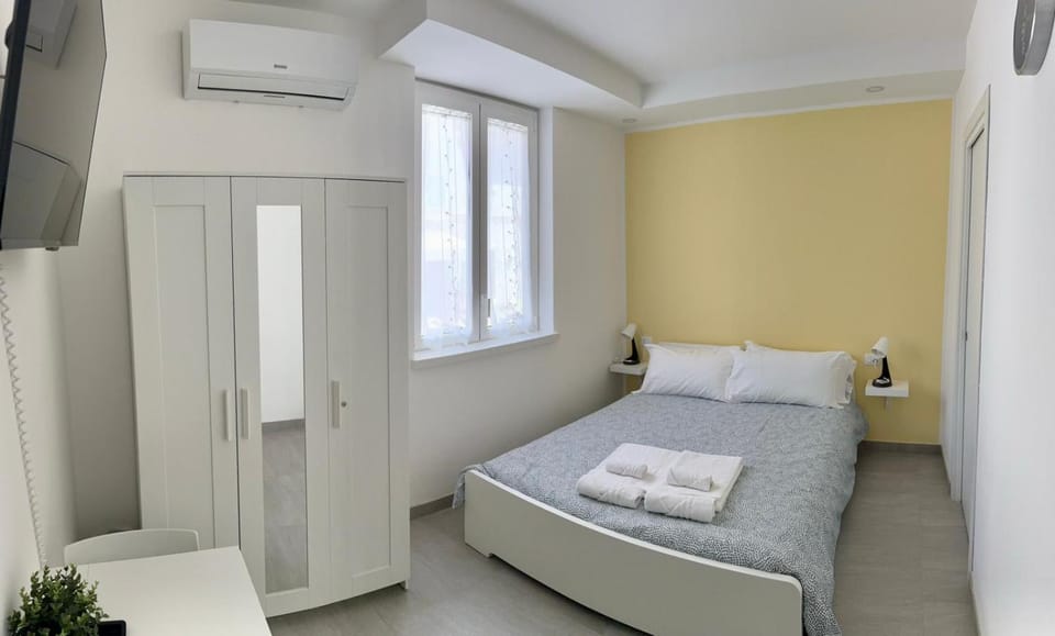 Bed, TV and multimedia, Photo of the whole room, Bedroom, towels, wardrobe, air conditioner