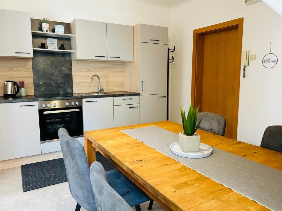 Kitchen or kitchenette, Dining area, oven, stove