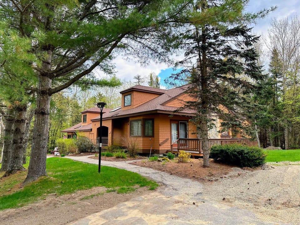 Bretton Woods home steps from the slopes, AC, pool passes, discounted cog tix! House in Carroll