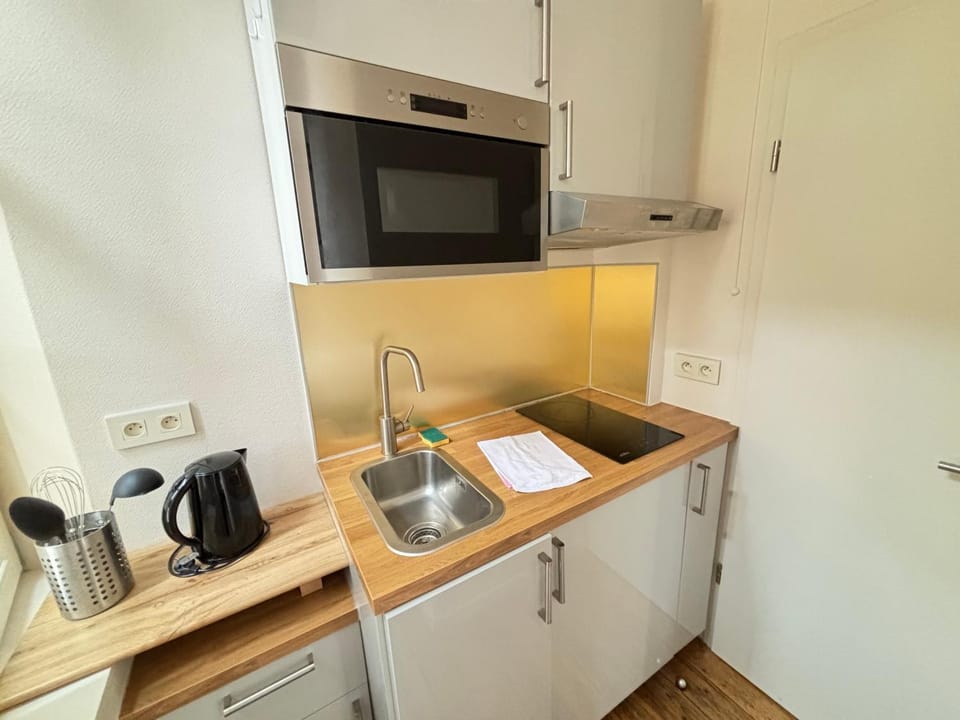 Coffee/tea facilities, Kitchen or kitchenette, oven, stove