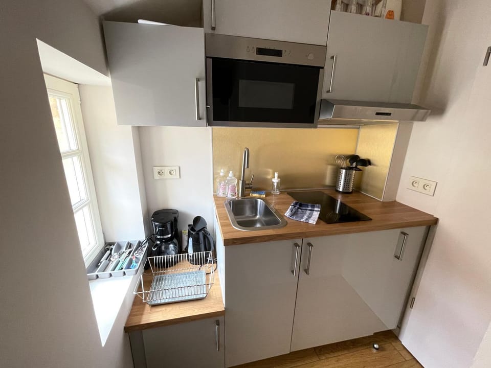 Coffee/tea facilities, Kitchen or kitchenette, oven, stove