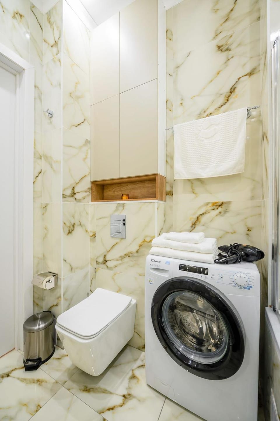 Toilet, bidet, hair dryier, locker, towels, towels, washing machine, washing machine