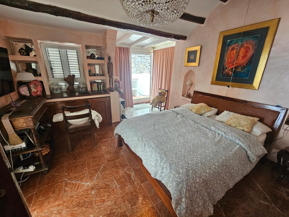 Bed, TV and multimedia, Photo of the whole room, Bedroom