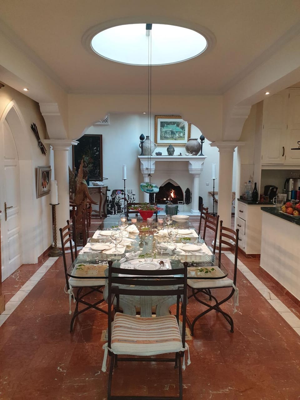 Kitchen or kitchenette, Living room, Food and drinks, Seating area, Dining area, minibar
