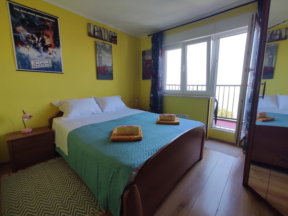 Photo of the whole room, Sea view
