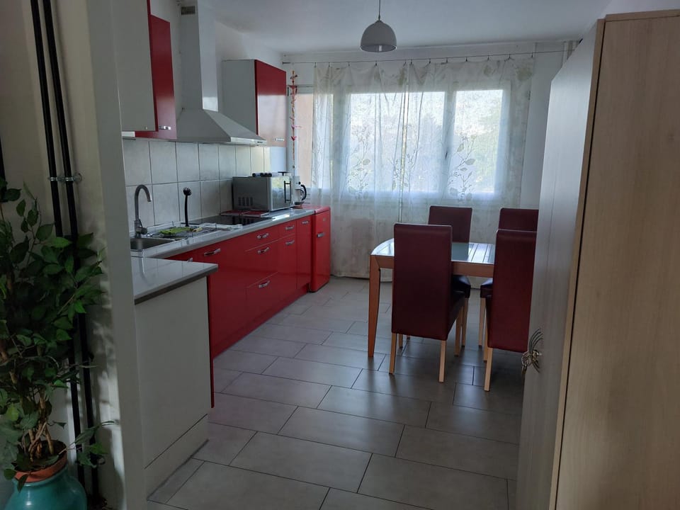 Kitchen or kitchenette, Dining area, oven, stove