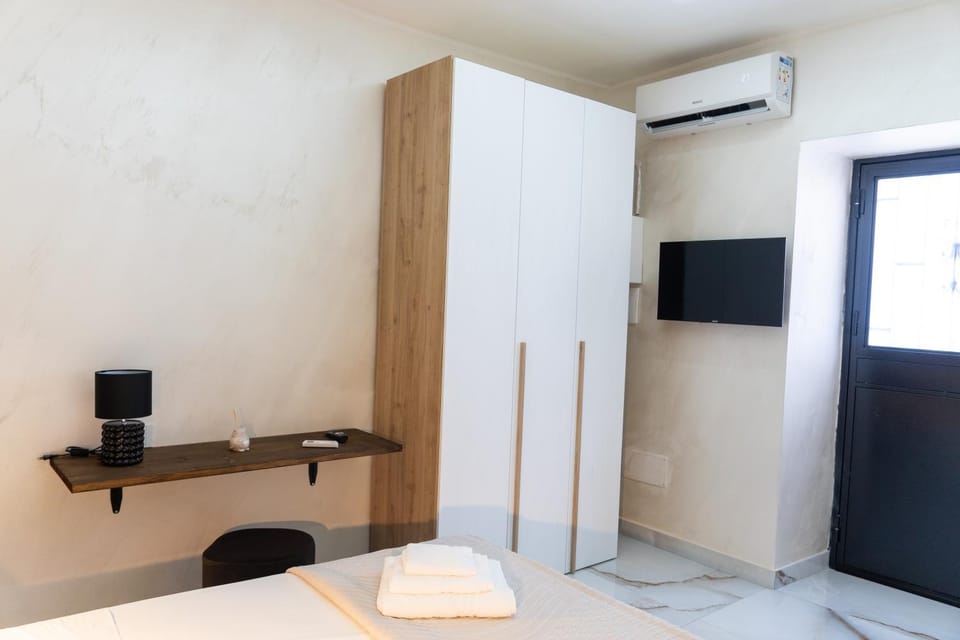 Photo of the whole room, wardrobe, air conditioner