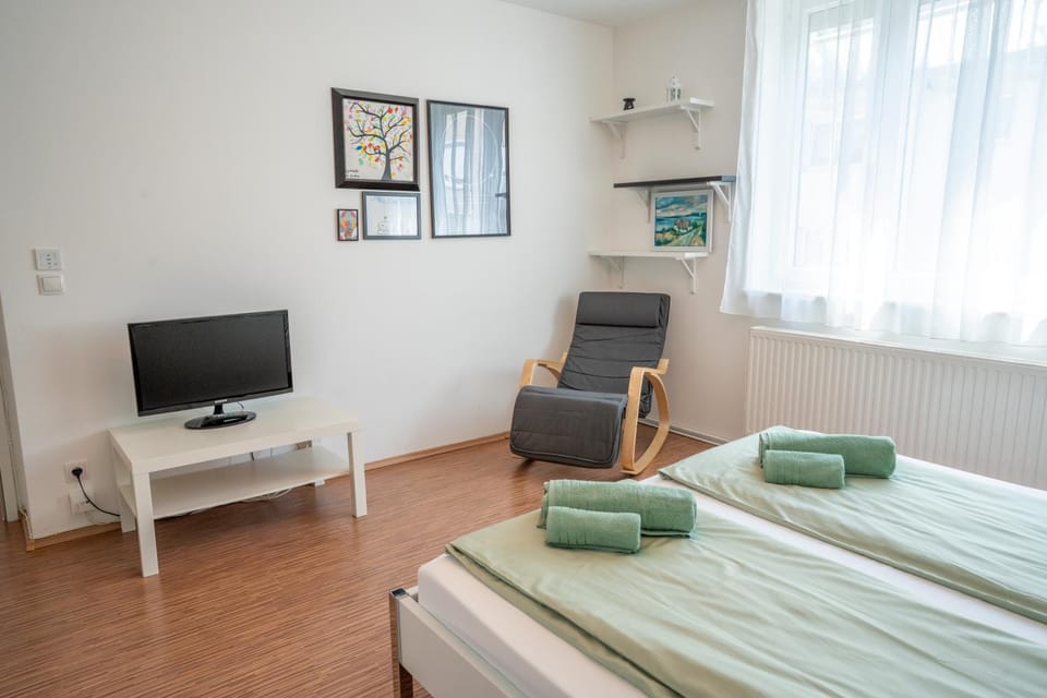 Bed, TV and multimedia, Photo of the whole room, Seating area, Evening entertainment, Bedroom, towels
