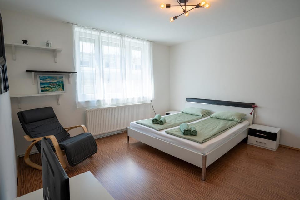 Bed, TV and multimedia, Photo of the whole room, Bedroom, towels