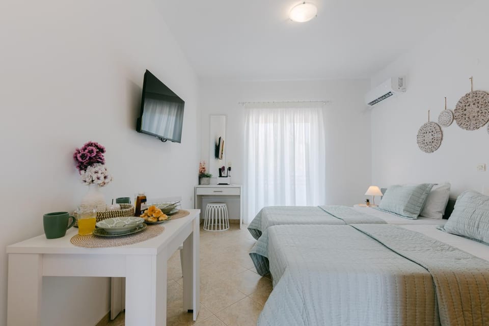 Bed, TV and multimedia, Photo of the whole room, Seating area, Bedroom, air conditioner