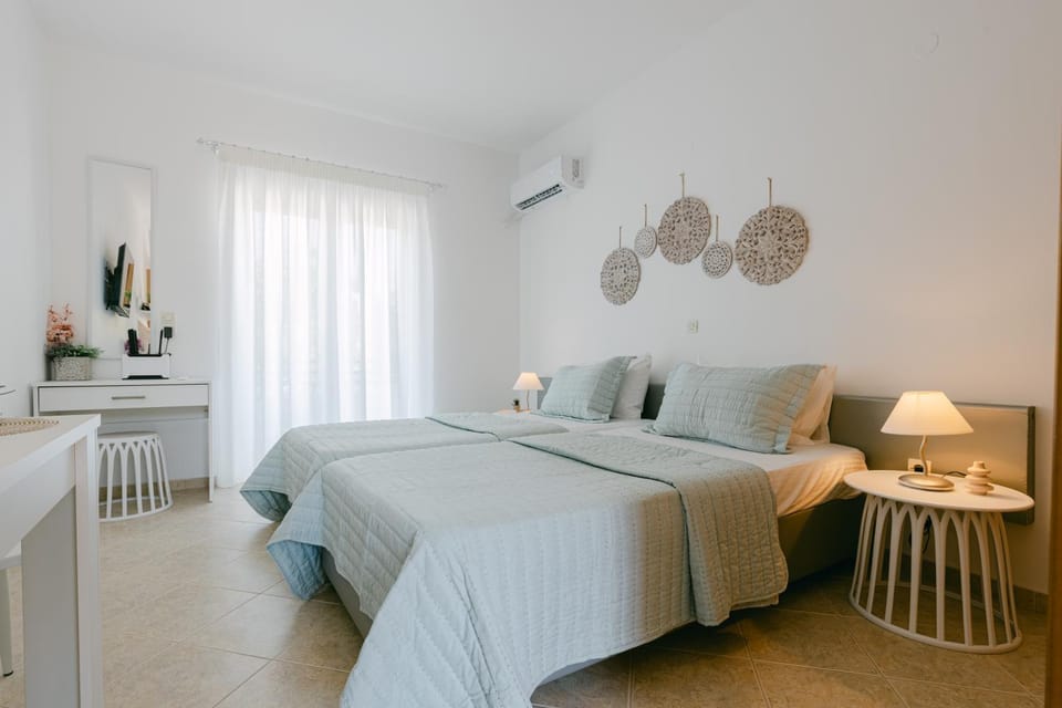 Bed, Photo of the whole room, Bedroom, air conditioner