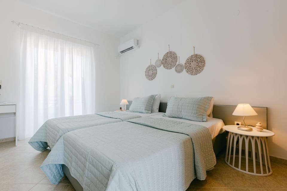 Bed, Photo of the whole room, Bedroom, air conditioner