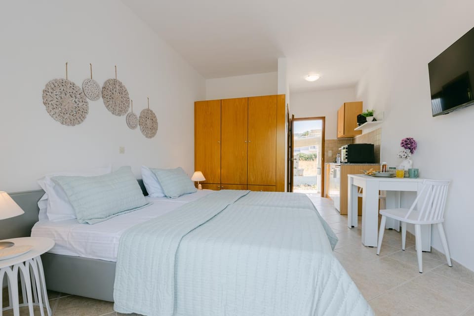 Bed, TV and multimedia, Photo of the whole room, Seating area, Bedroom, wardrobe