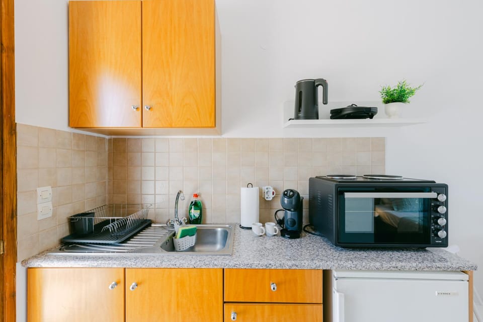 Coffee/tea facilities, Kitchen or kitchenette, stove, toaster