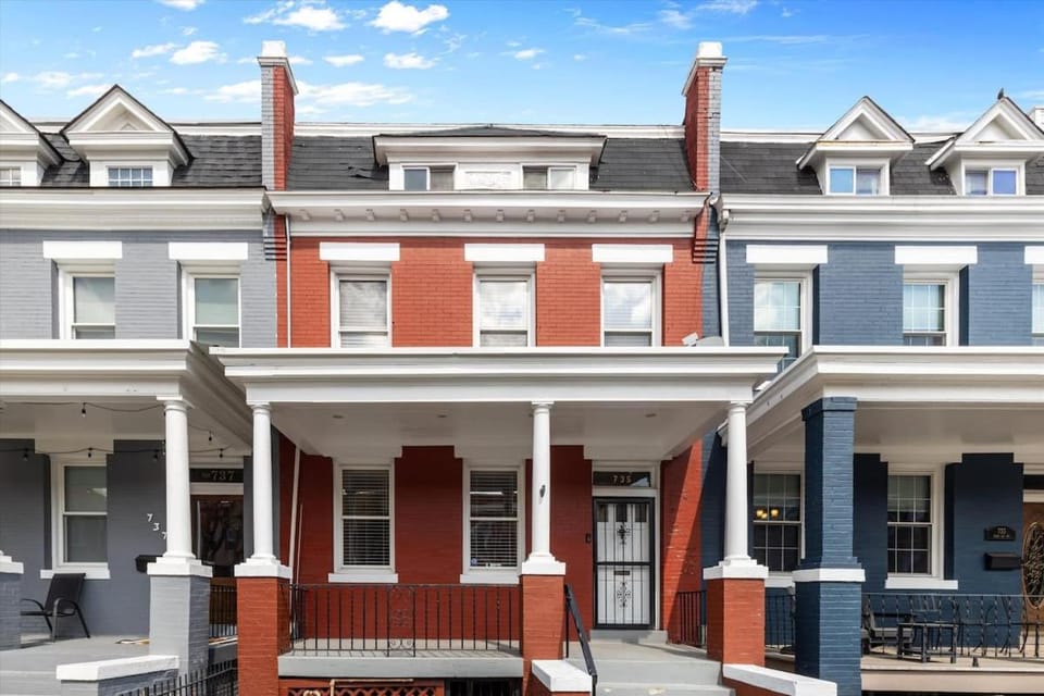 Family & Group Trips to DC - 4-BR Close to METRO House in District of Columbia