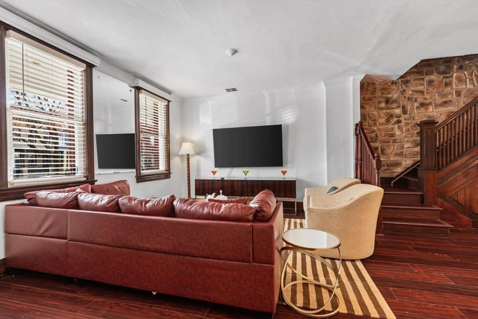 Family & Group Trips to DC - 4-BR Close to METRO House in District of Columbia