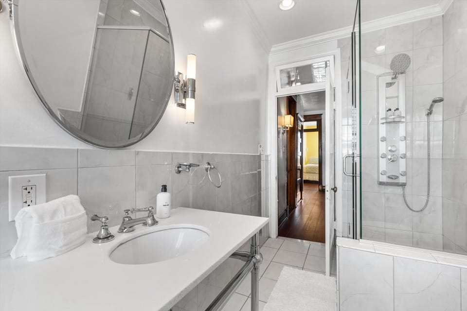 Family & Group Trips to DC - 4-BR Close to METRO House in District of Columbia