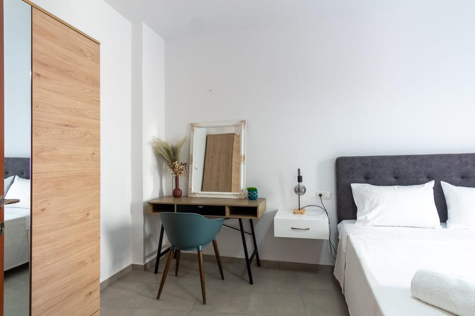 Photo of the whole room, Bedroom, wardrobe