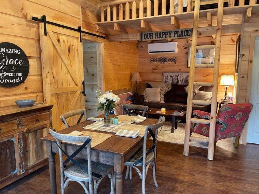 Seating area, Dining area