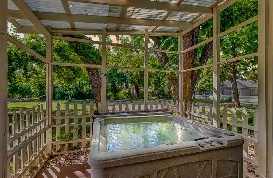 Ferien Haus - Hot Tub & Fire PIt House in Fredericksburg