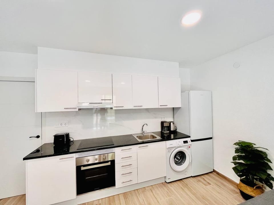 Coffee/tea facilities, Kitchen or kitchenette, oven, stove, toaster, washing machine