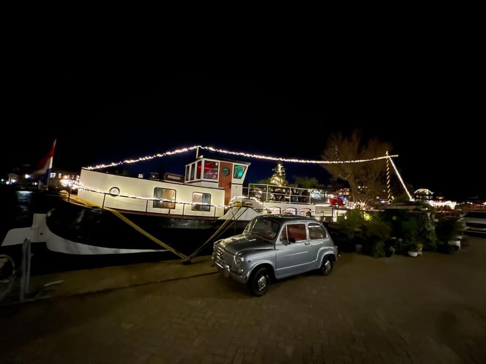 B&B Teddy "Prachtig authentiek woonschip uit 1912, 15 minuten van Amsterdam" Bed and Breakfast in North Holland (province)