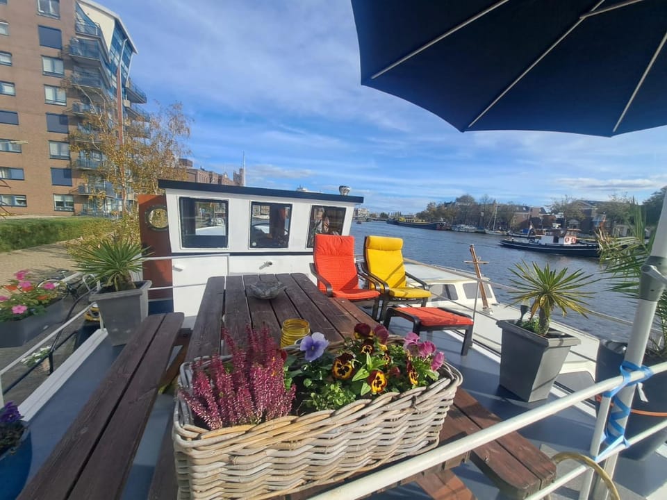 B&B Teddy "Prachtig authentiek woonschip uit 1912, 15 minuten van Amsterdam" Bed and Breakfast in North Holland (province)