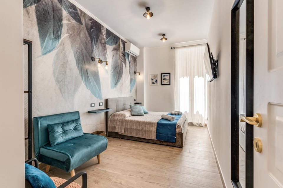 Bed, TV and multimedia, Photo of the whole room, Bedroom