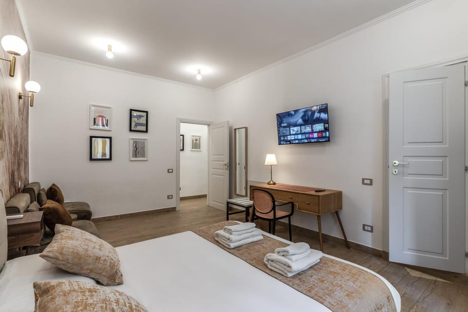 Bed, TV and multimedia, Photo of the whole room, Bedroom, towels, wardrobe
