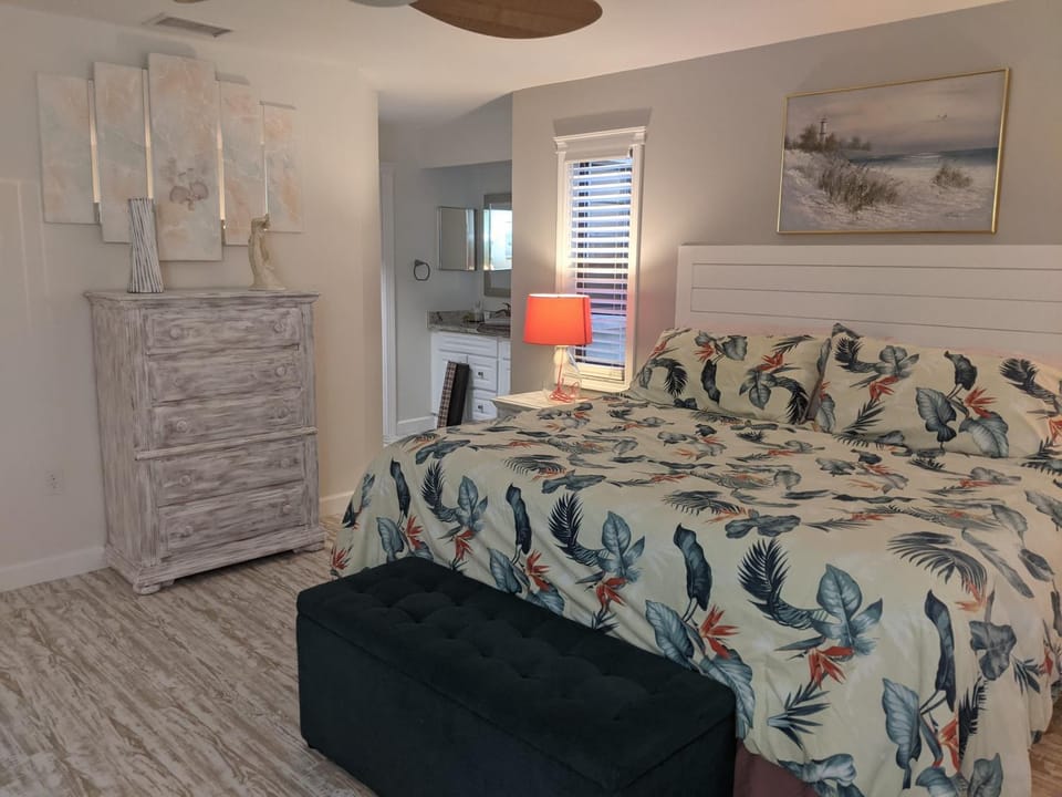 Beautiful 2bedr 2bathr villa with pool and jacuzzi, close to Siesta Key Apartment in Gulf Gate Estates