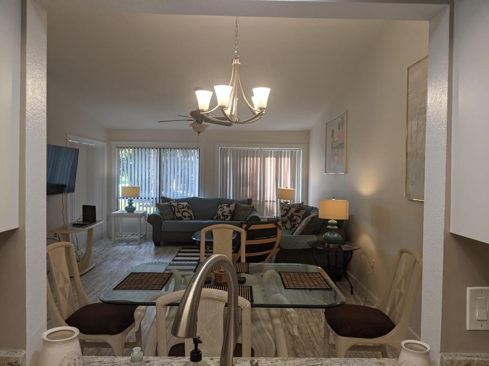 Beautiful 2bedr 2bathr villa with pool and jacuzzi, close to Siesta Key Apartment in Gulf Gate Estates