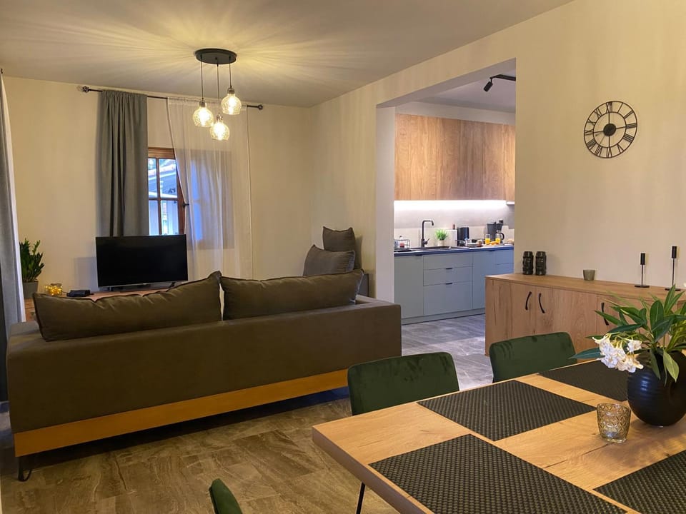TV and multimedia, Living room, Seating area, Dining area