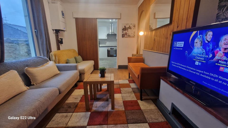 Communal lounge/ TV room, TV and multimedia, Living room, Seating area, Evening entertainment
