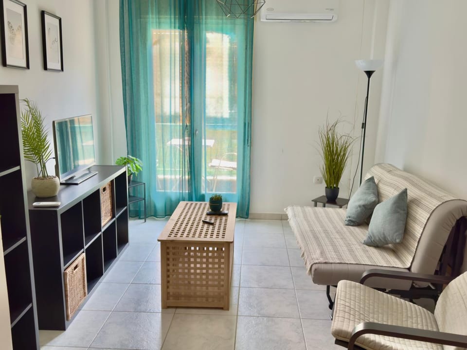 TV and multimedia, Living room, Seating area, air conditioner