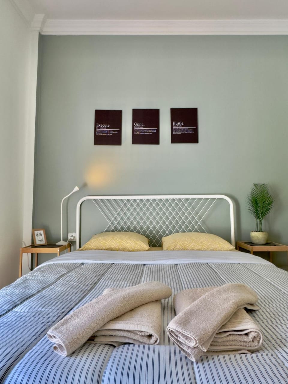 Bed, Photo of the whole room, Bedroom, towels