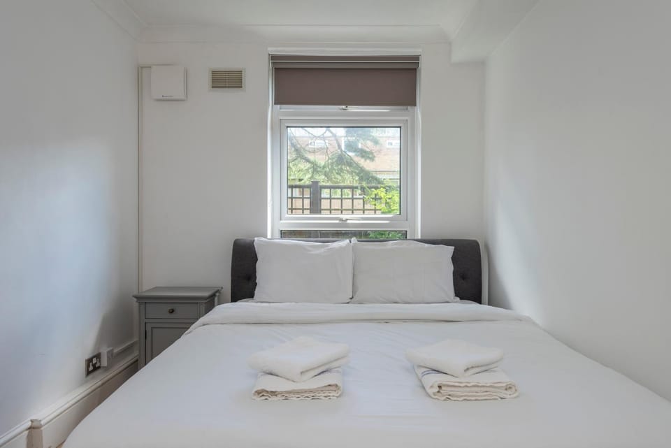 1-Bed Apartment - Wimbeldon Park Apartment in London