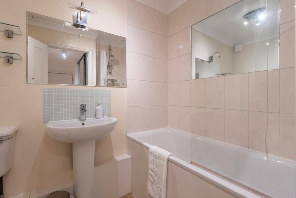 1-Bed Apartment - Wimbeldon Park Apartment in London